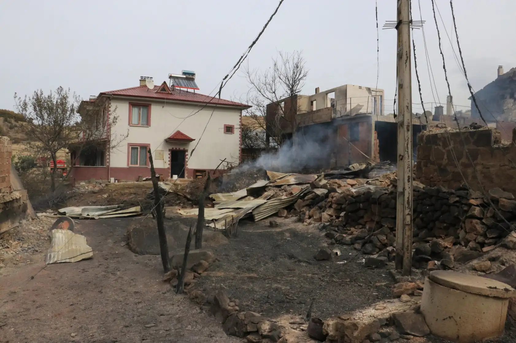 47 evin yandığı yangından geriye kalanlar!