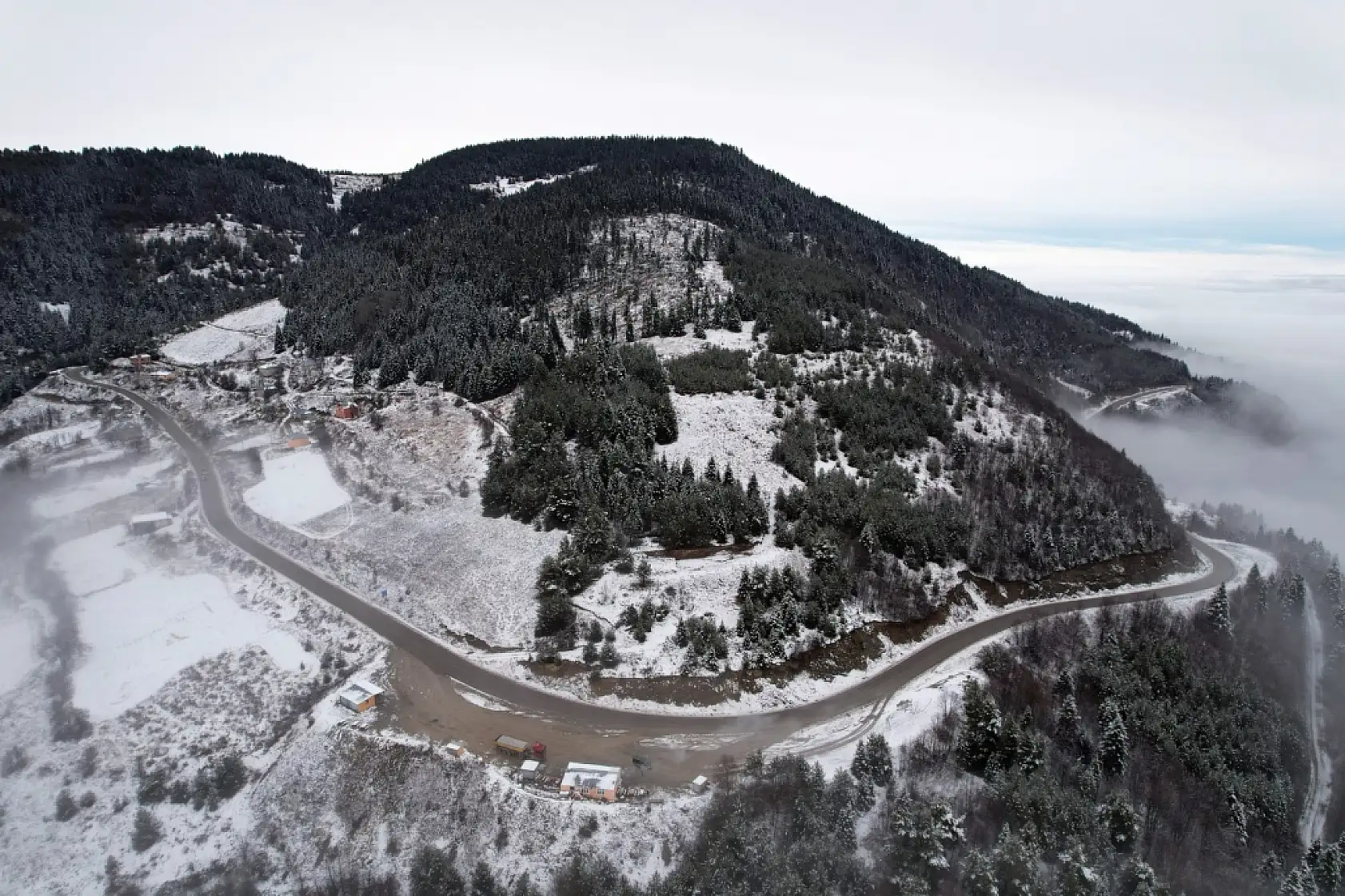 Küre Dağları'nda kar ve sis etkili oldu