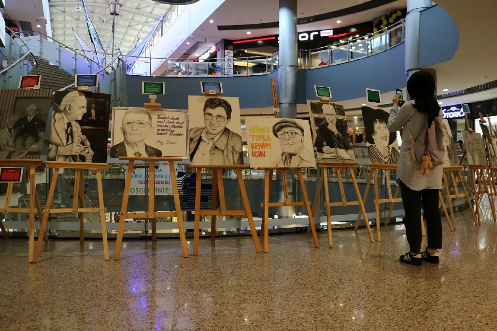 İsmi tarihe geçen insanların resmedildiği sergi