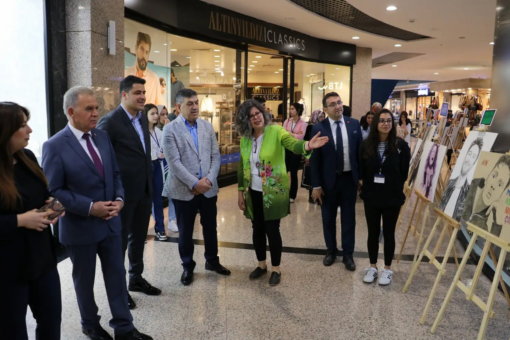 İsmi tarihe geçen insanların resmedildiği sergi