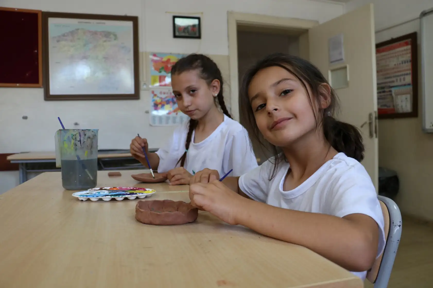 Hem Kur'an hem de el sanatları öğreniyorlar