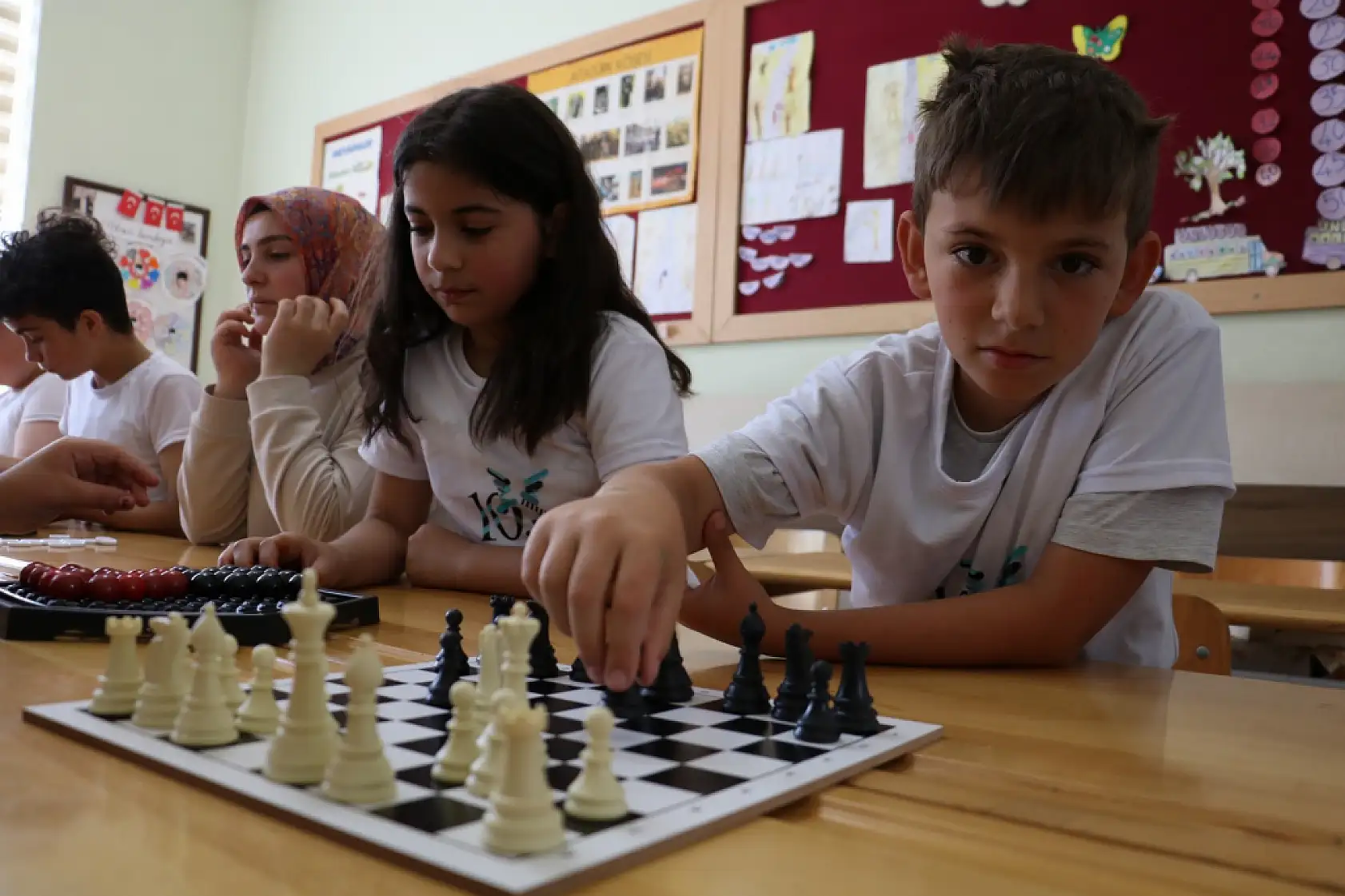 Hem Kur'an hem de el sanatları öğreniyorlar