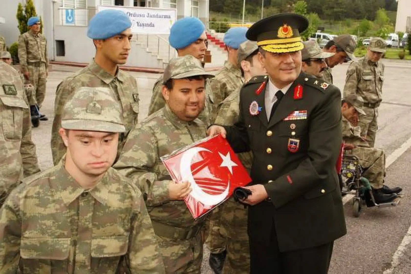Engellilerin sembolik askerlik heyecanı