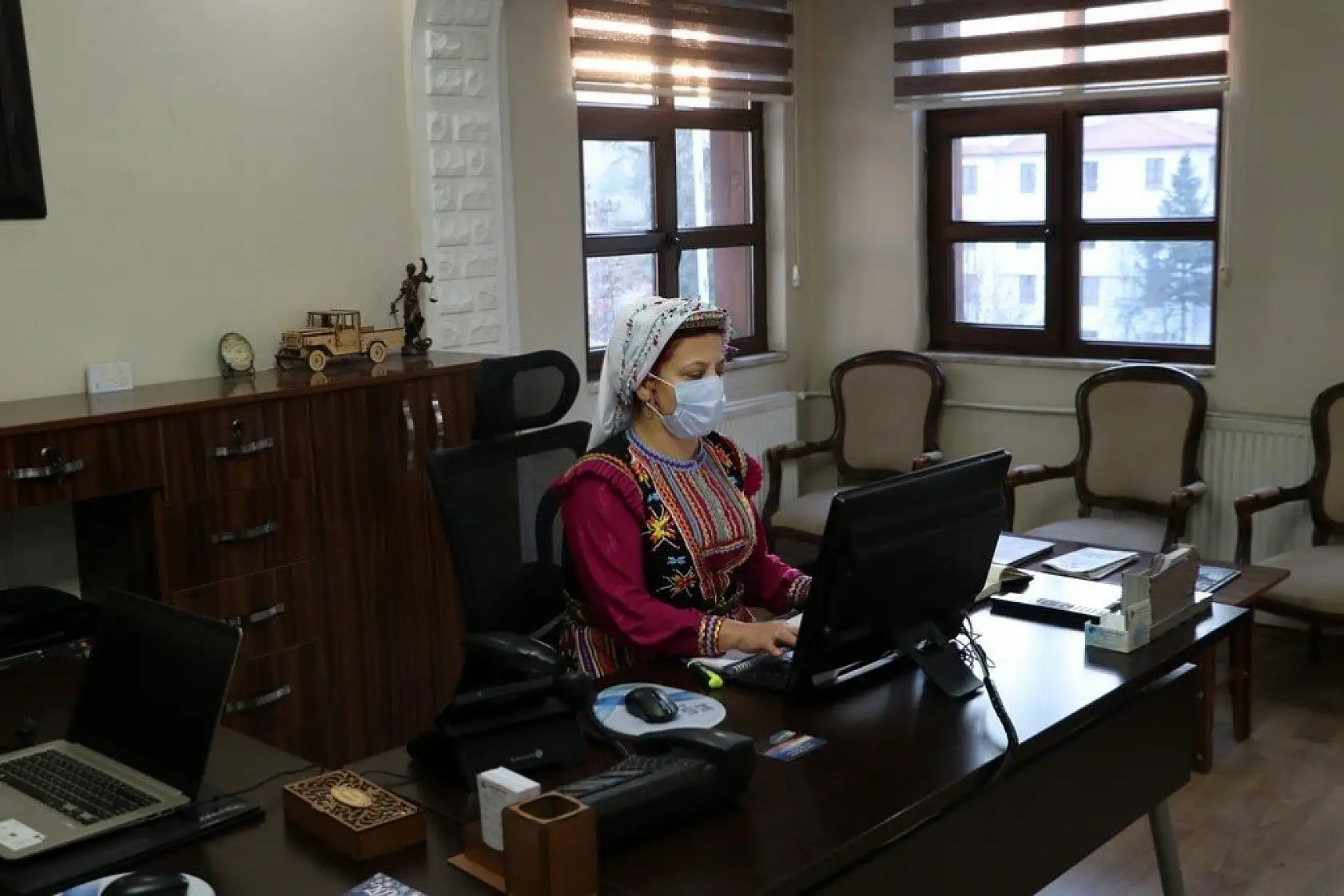 Azdavay'da belediye personeli yöresel giysileriyle mesai yapıyor