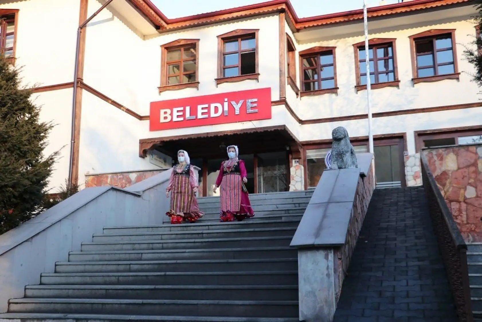 Azdavay'da belediye personeli yöresel giysileriyle mesai yapıyor