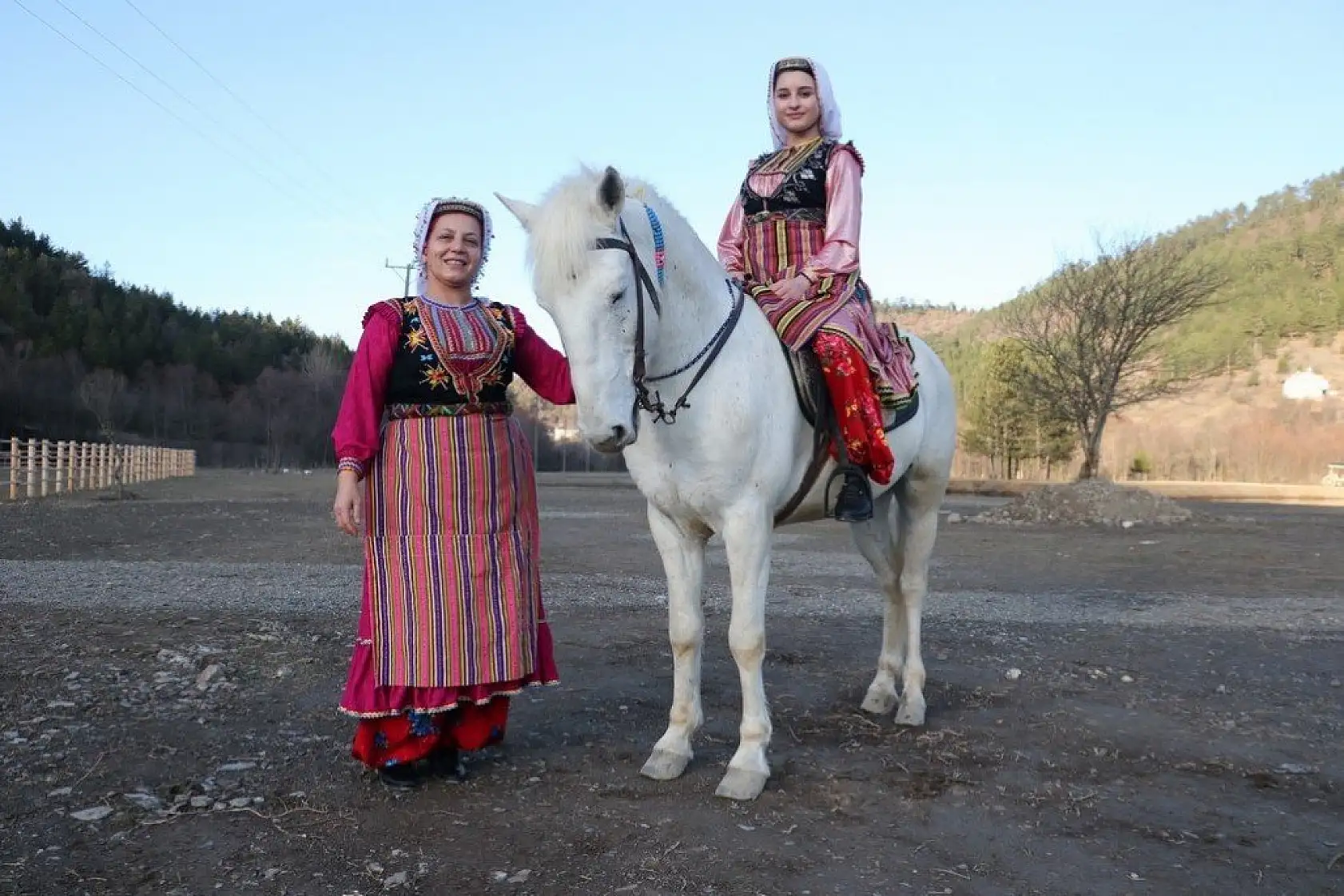 Azdavay'da belediye personeli yöresel giysileriyle mesai yapıyor