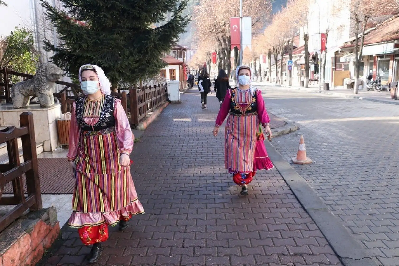 Azdavay'da belediye personeli yöresel giysileriyle mesai yapıyor