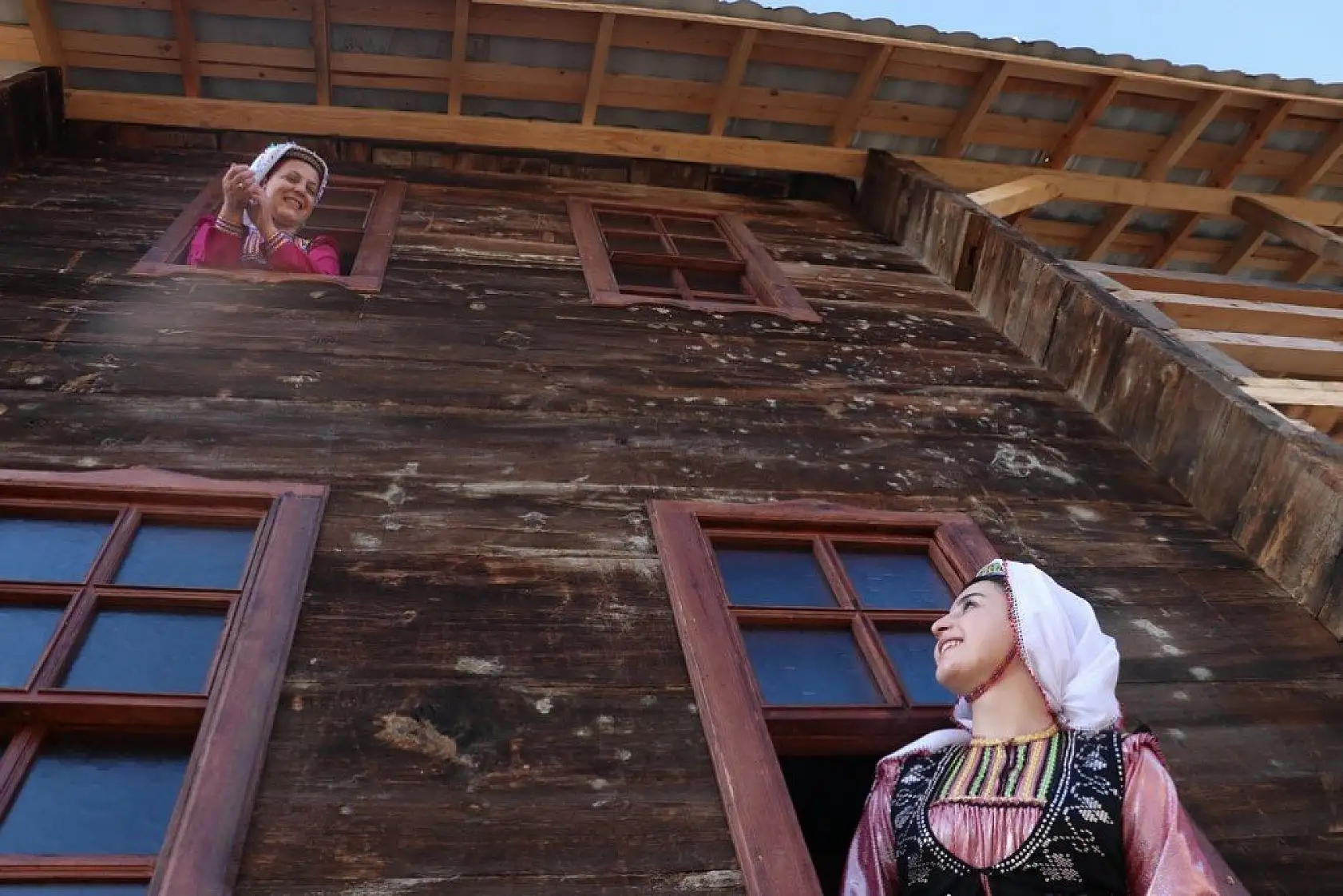 Azdavay'da belediye personeli yöresel giysileriyle mesai yapıyor