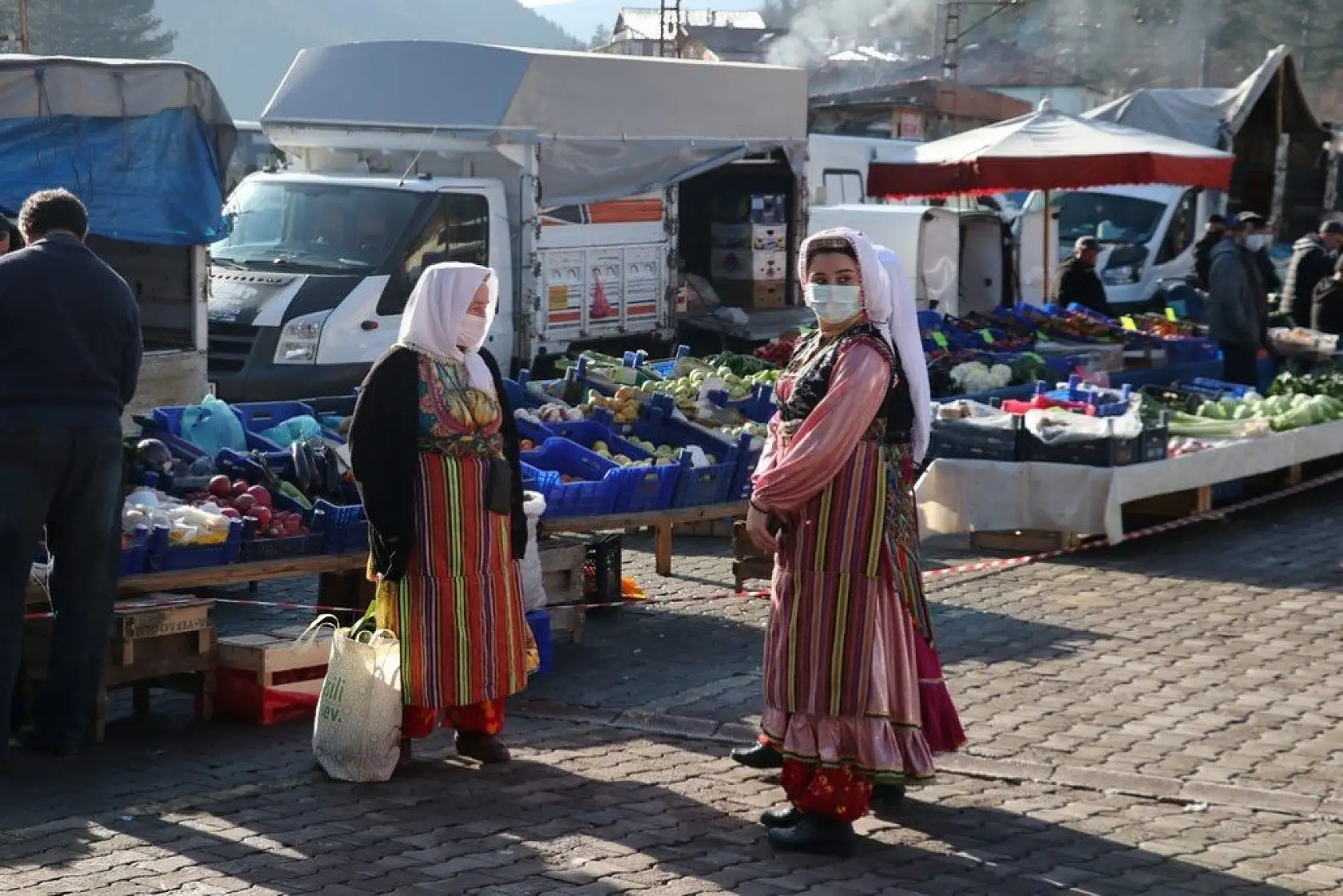 Azdavay'da belediye personeli yöresel giysileriyle mesai yapıyor