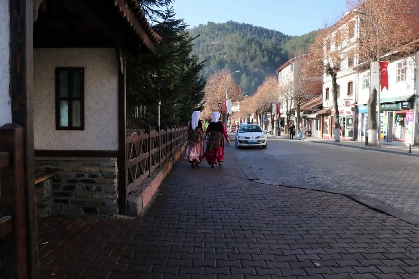 Azdavay'da belediye personeli yöresel giysileriyle mesai yapıyor