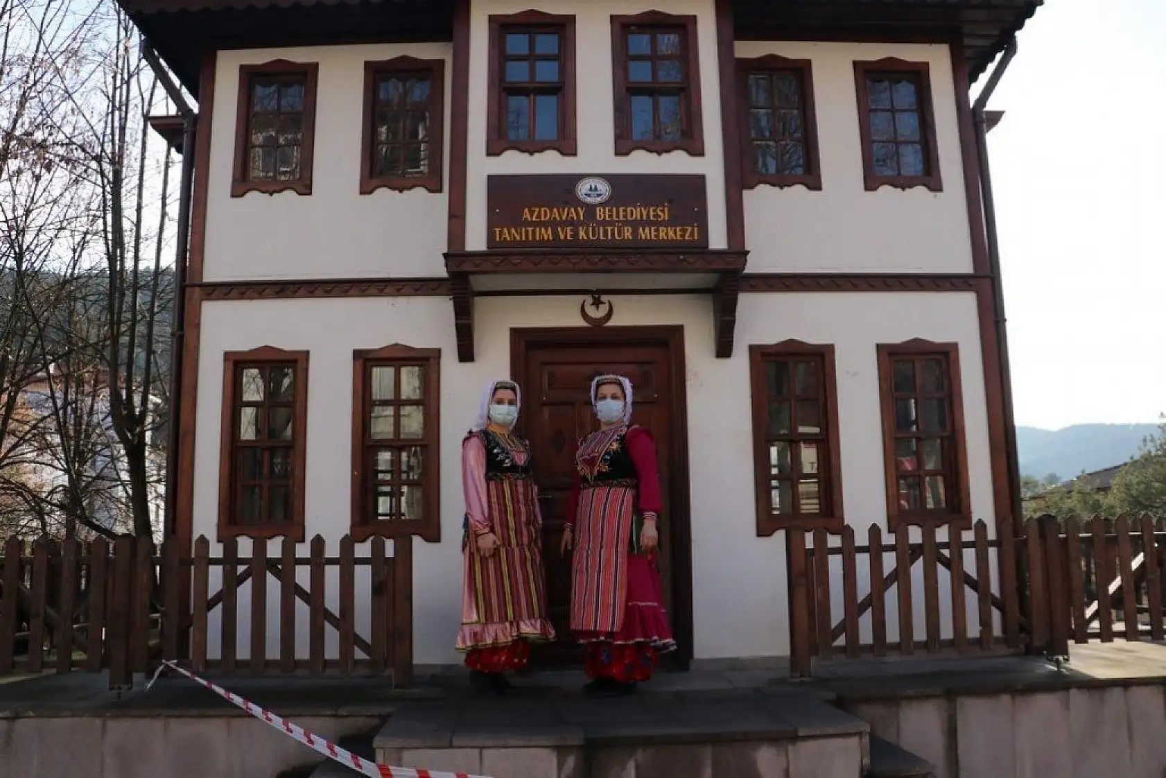 Azdavay'da belediye personeli yöresel giysileriyle mesai yapıyor