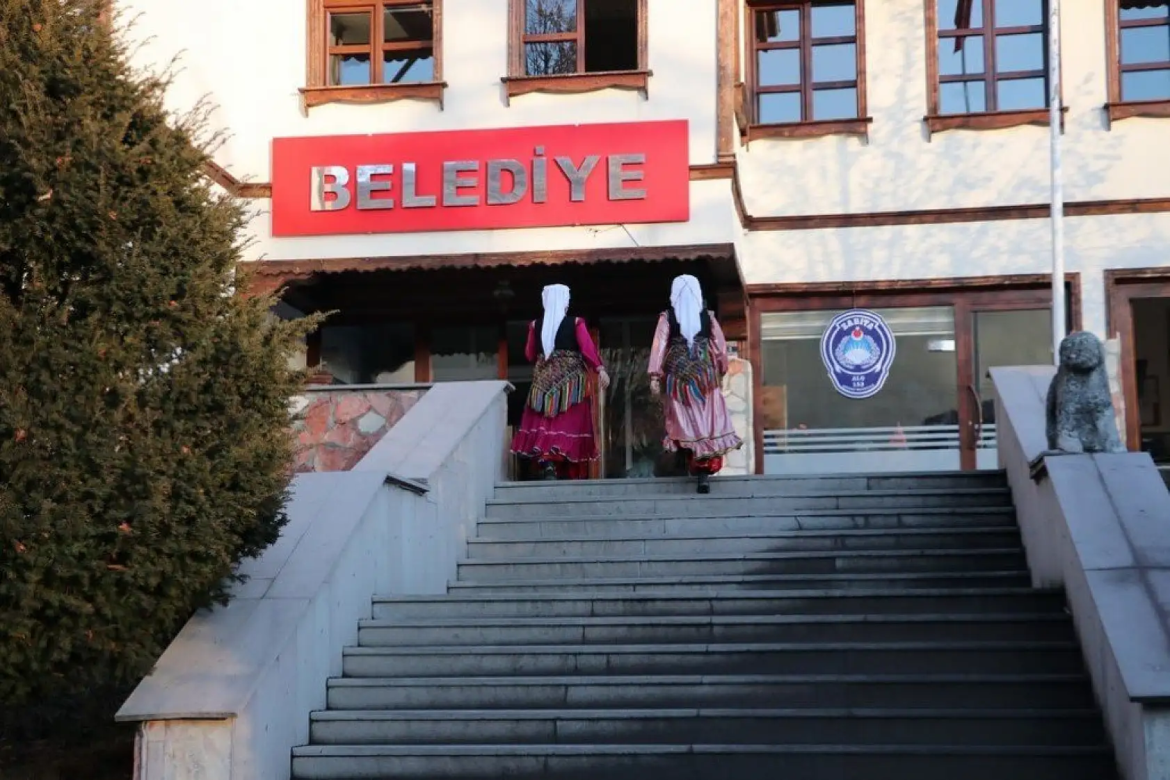 Azdavay'da belediye personeli yöresel giysileriyle mesai yapıyor