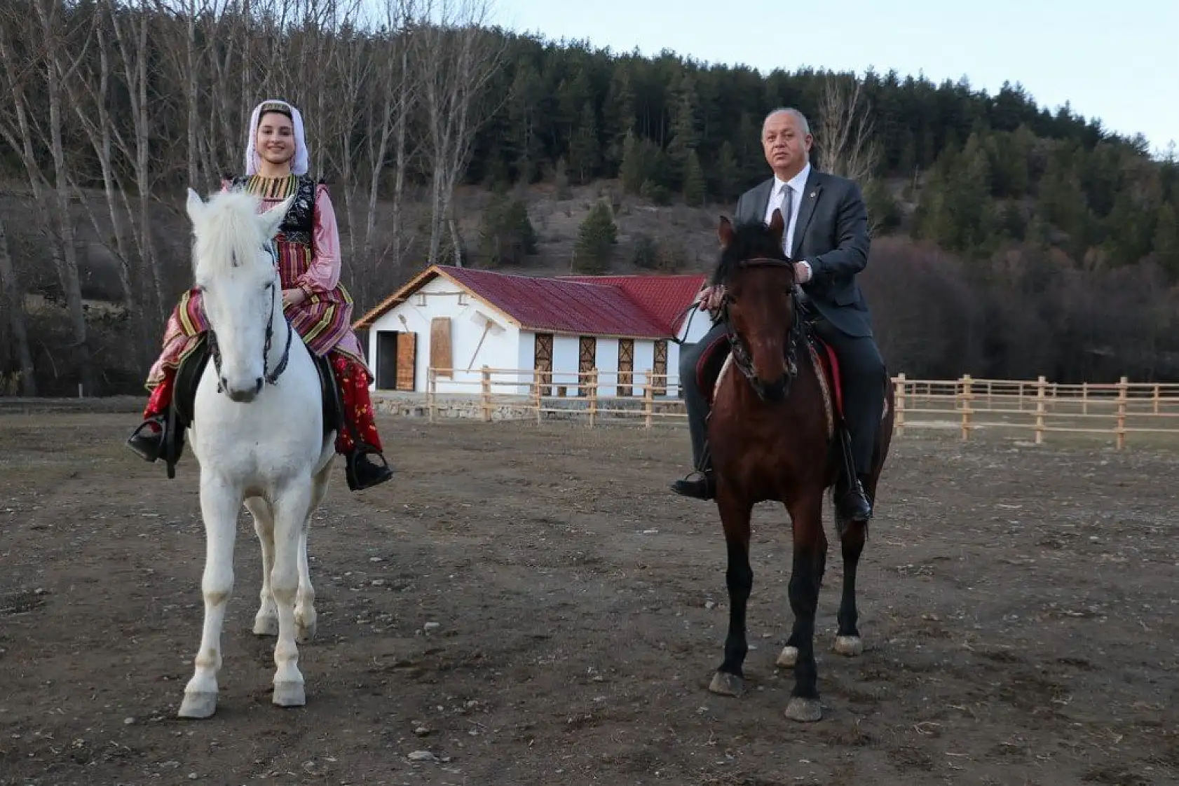 Azdavay'da belediye personeli yöresel giysileriyle mesai yapıyor