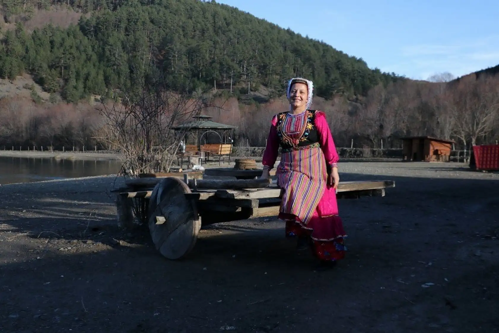 Azdavay'da belediye personeli yöresel giysileriyle mesai yapıyor
