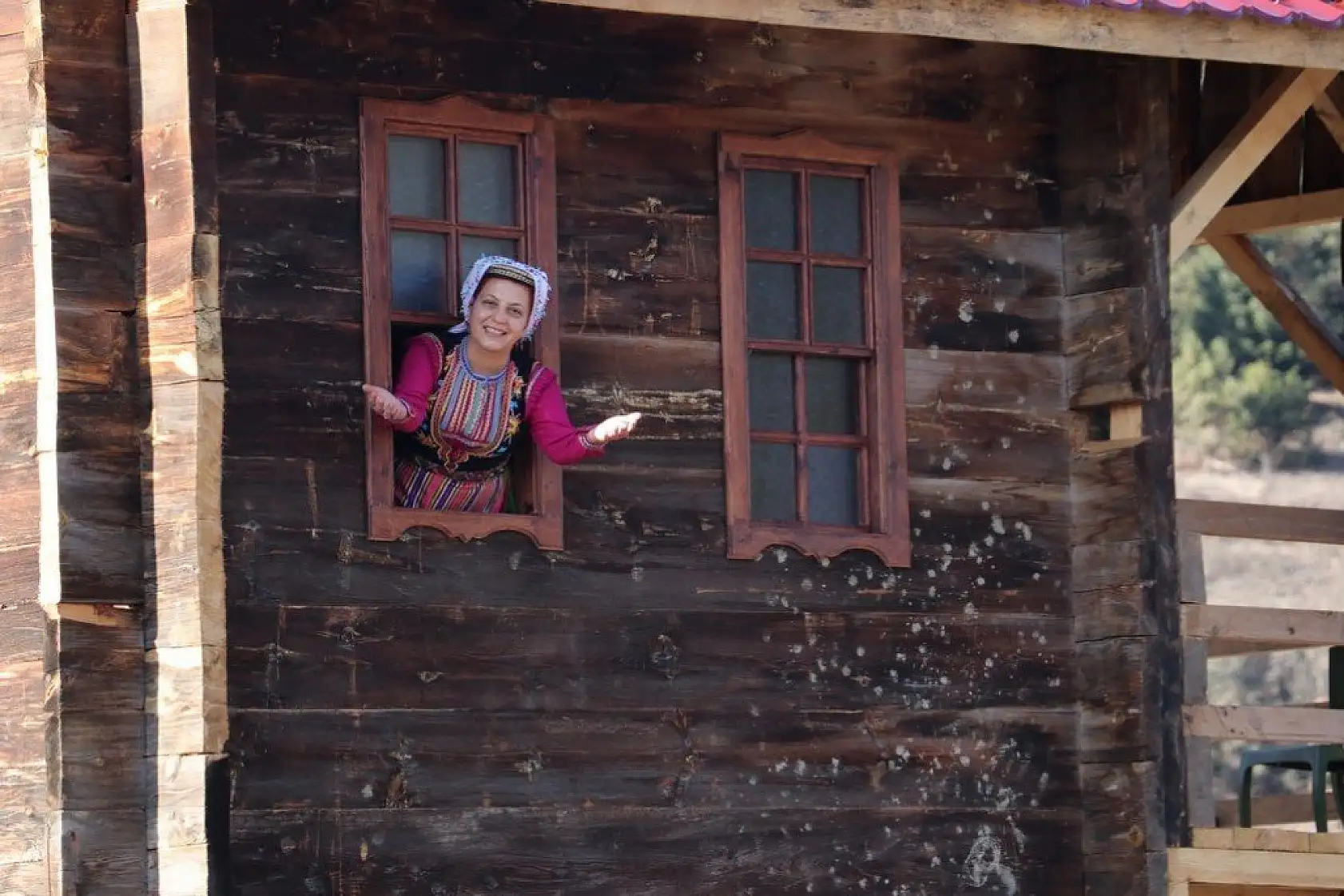 Azdavay'da belediye personeli yöresel giysileriyle mesai yapıyor