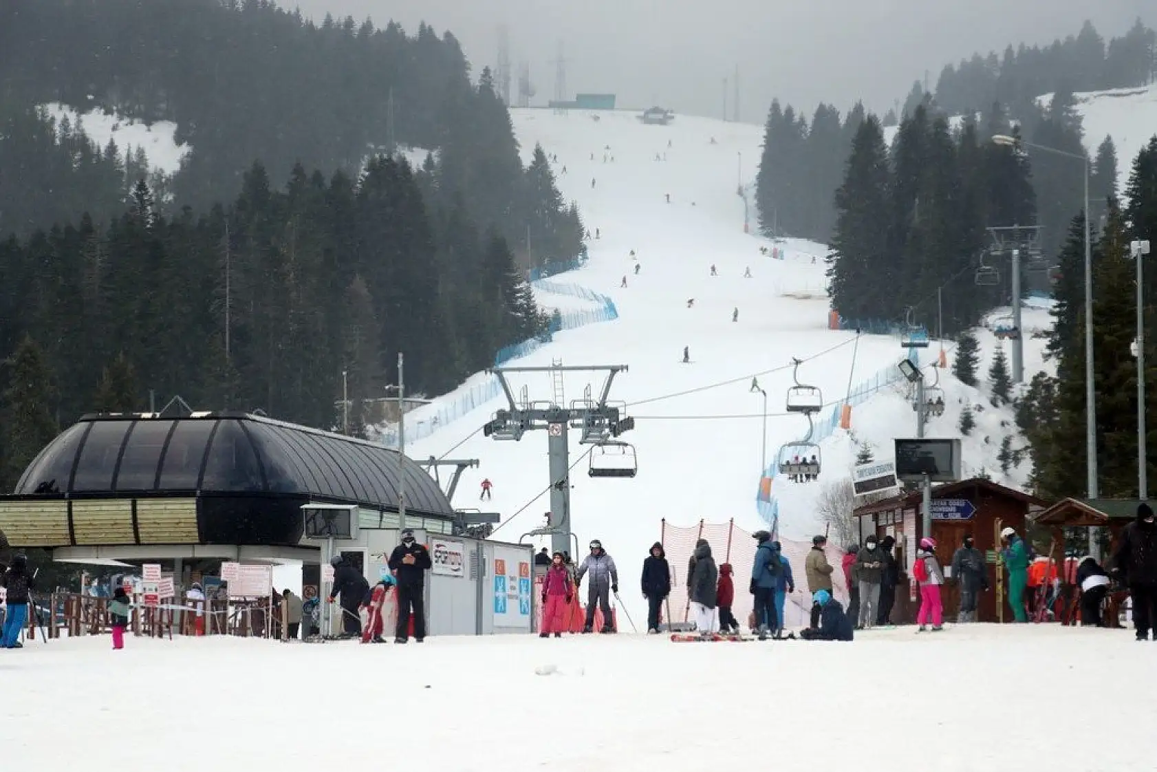 Ilgaz Dağı Kayak Merkezi'nde yoğunluk yaşanıyor