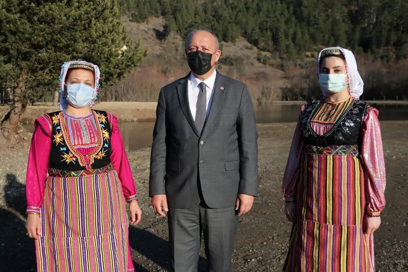 Yöresel giysideki başlıklar kadınların medeni durumuna göre değişiyor