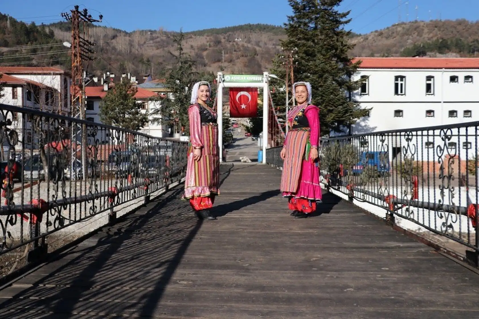 Yöresel giysideki başlıklar kadınların medeni durumuna göre değişiyor