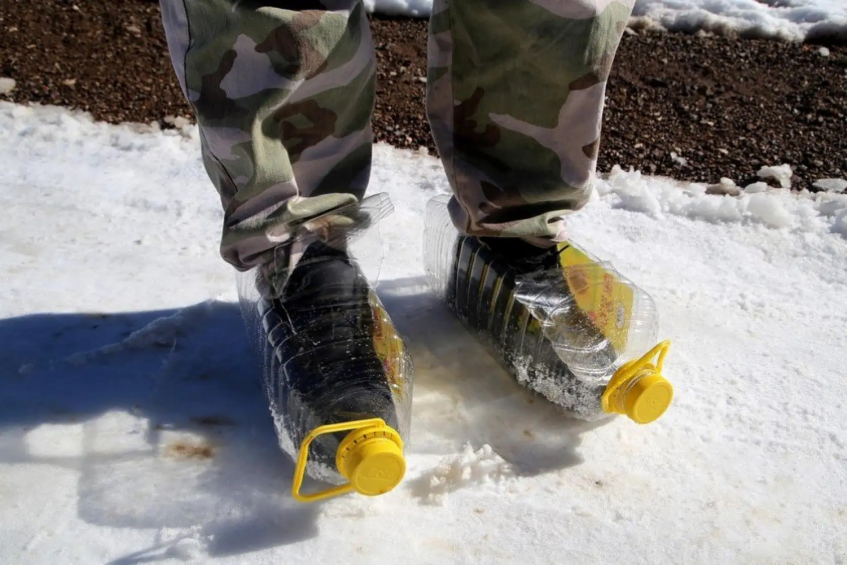 Pet şişeleri ayağına takarak yaptığı kayakla çocukluk yıllarına döndü