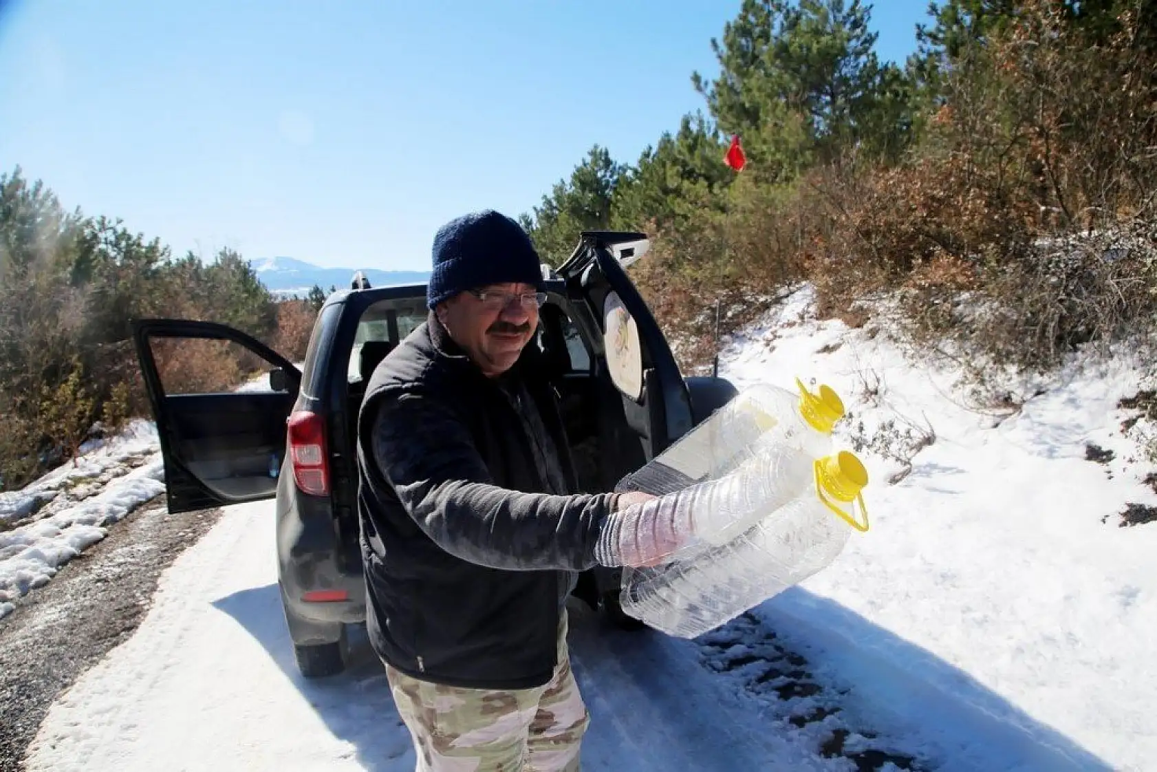 Pet şişeleri ayağına takarak yaptığı kayakla çocukluk yıllarına döndü