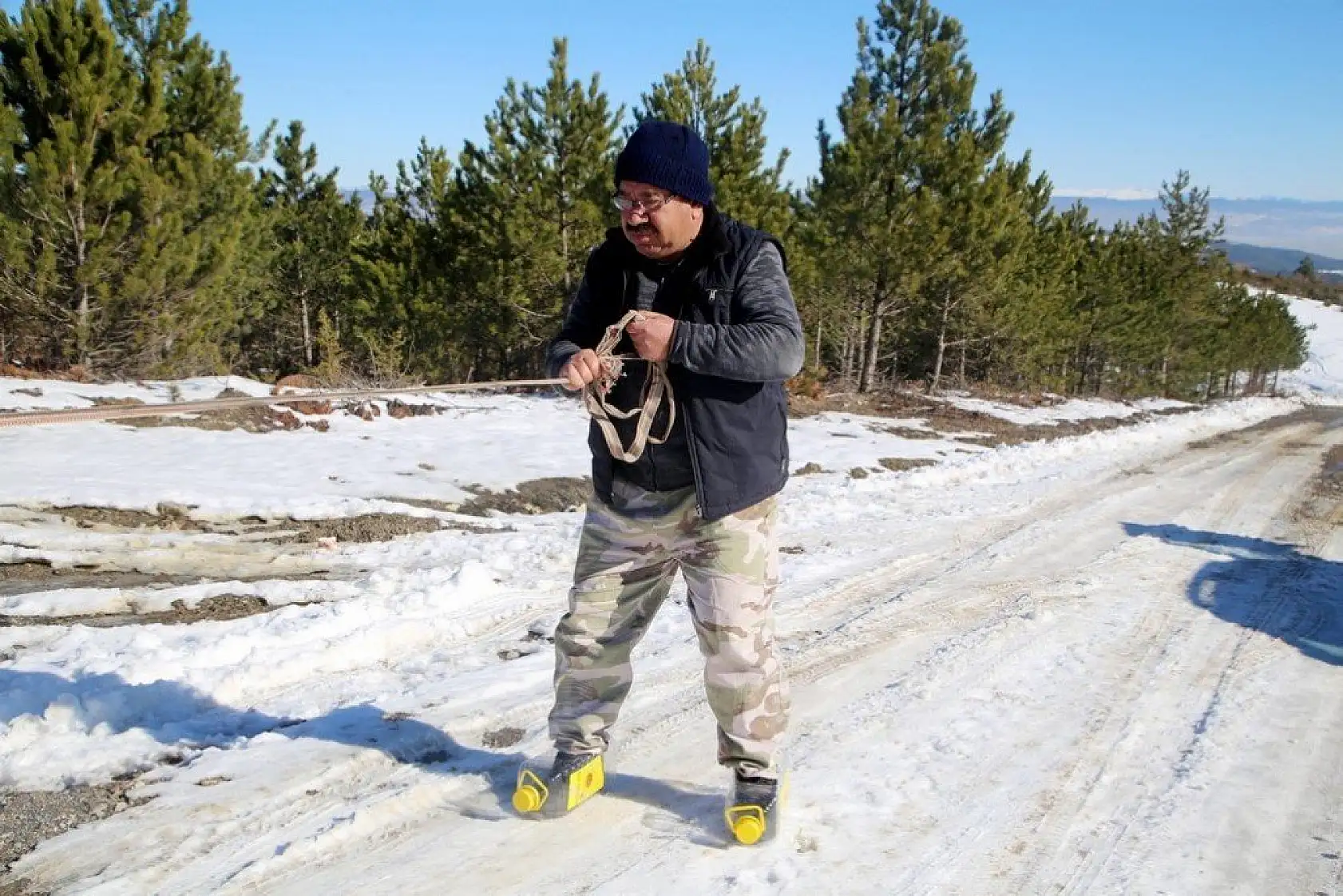 Pet şişeleri ayağına takarak yaptığı kayakla çocukluk yıllarına döndü