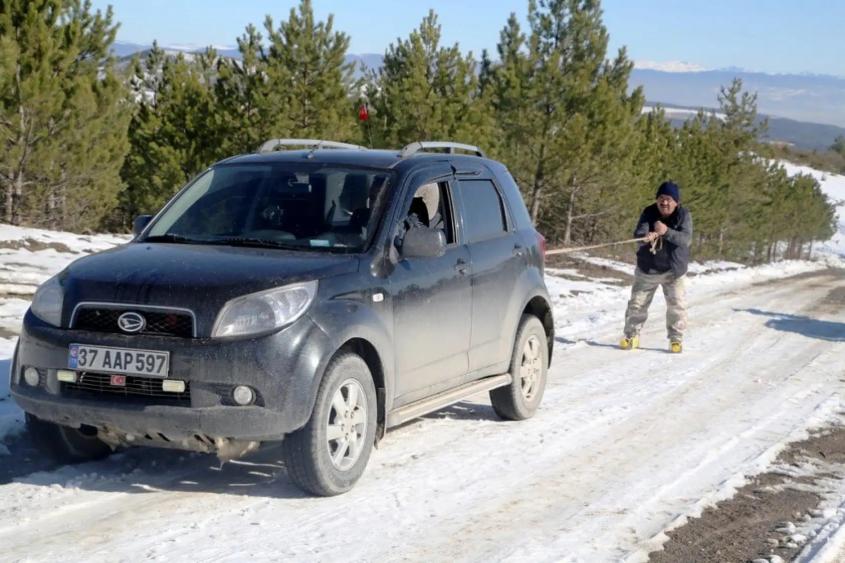 Pet şişeleri ayağına takarak yaptığı kayakla çocukluk yıllarına döndü