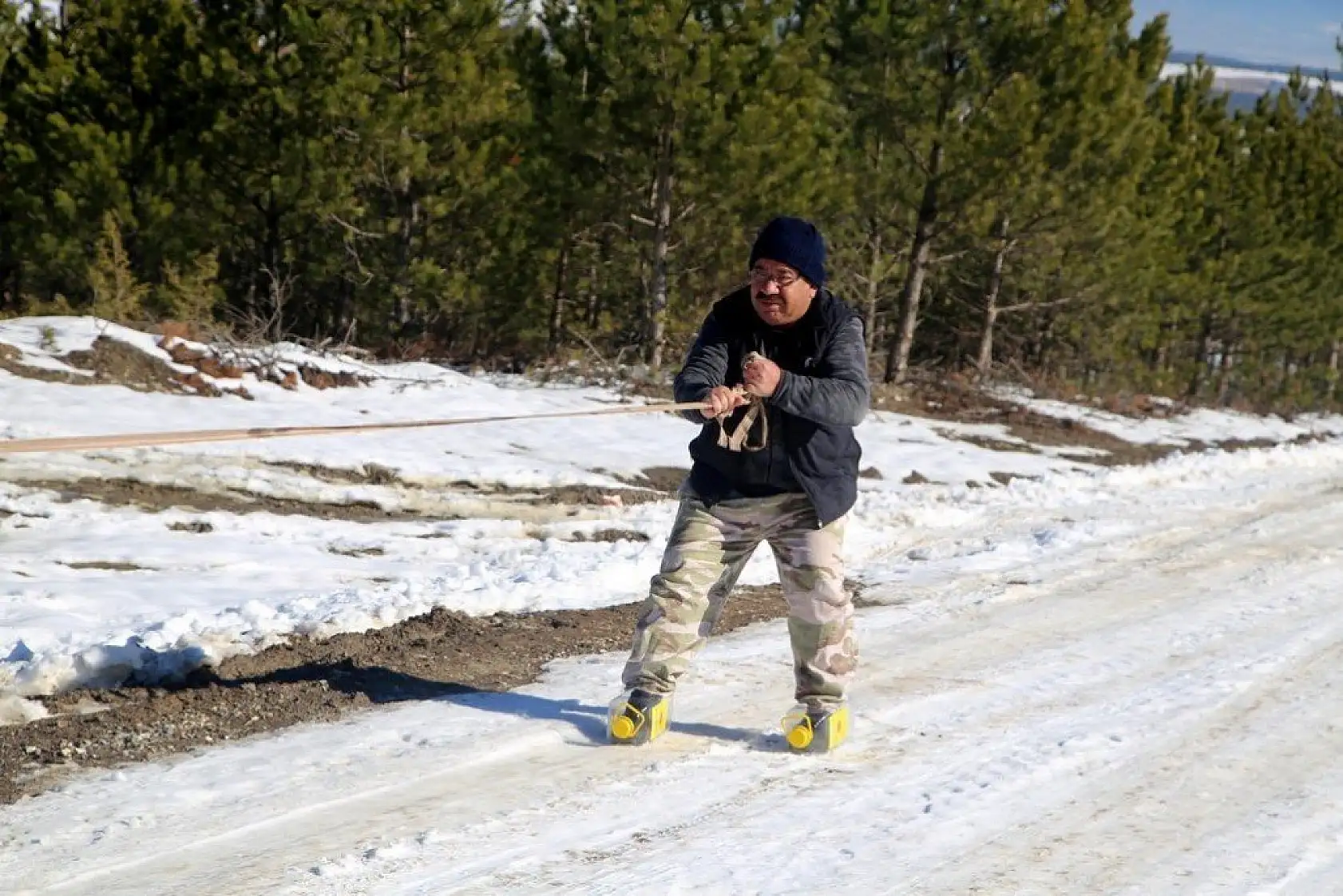 Pet şişeleri ayağına takarak yaptığı kayakla çocukluk yıllarına döndü
