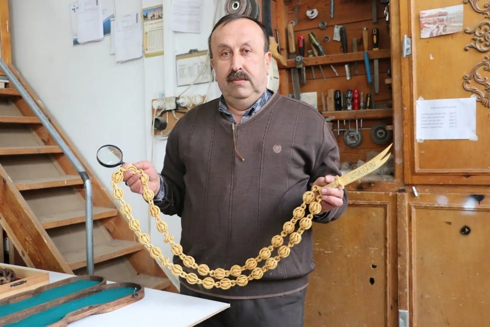 Kütükleri tek parça halinde sanat eserine dönüştürüyor