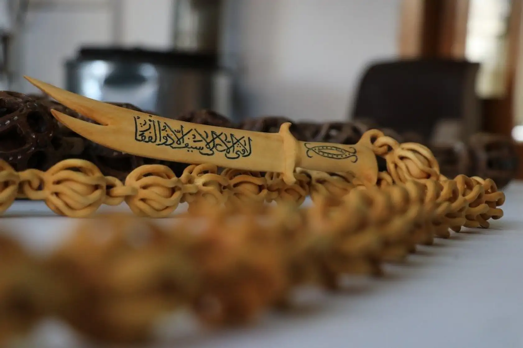 Kütükleri tek parça halinde sanat eserine dönüştürüyor