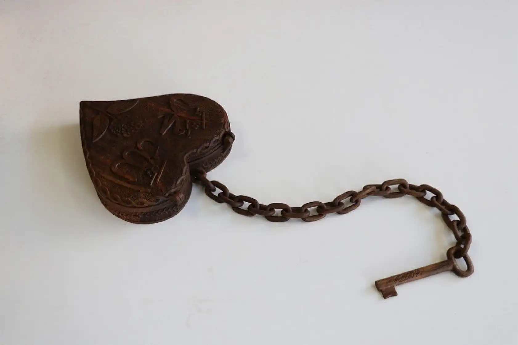 Kütükleri tek parça halinde sanat eserine dönüştürüyor