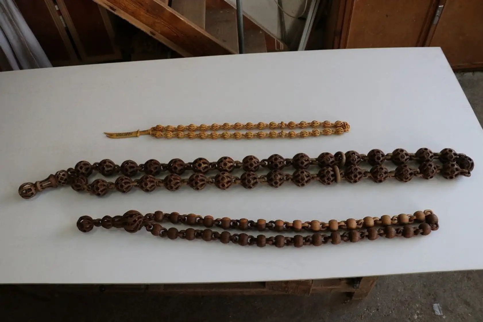 Kütükleri tek parça halinde sanat eserine dönüştürüyor