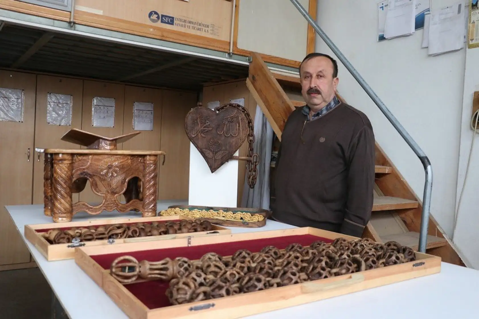 Kütükleri tek parça halinde sanat eserine dönüştürüyor