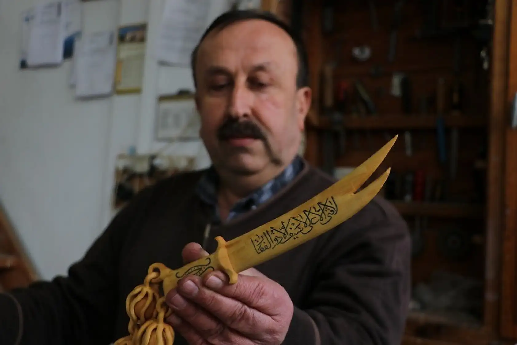 Kütükleri tek parça halinde sanat eserine dönüştürüyor