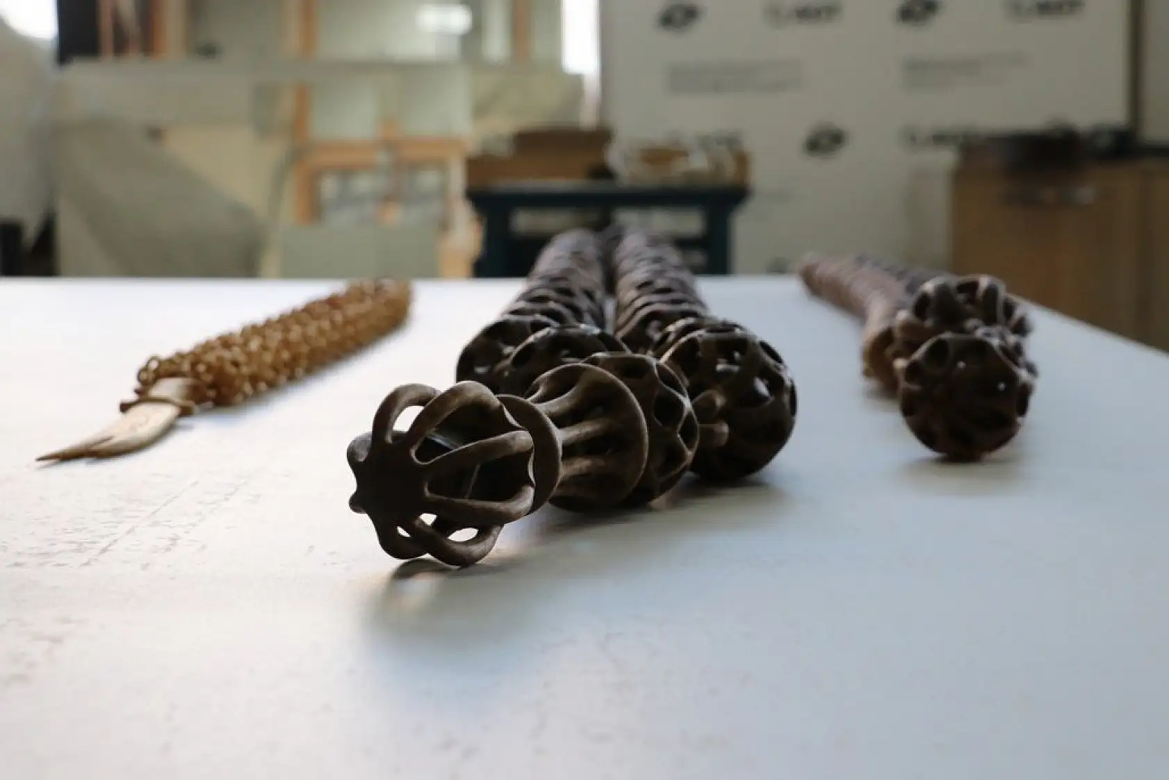 Kütükleri tek parça halinde sanat eserine dönüştürüyor