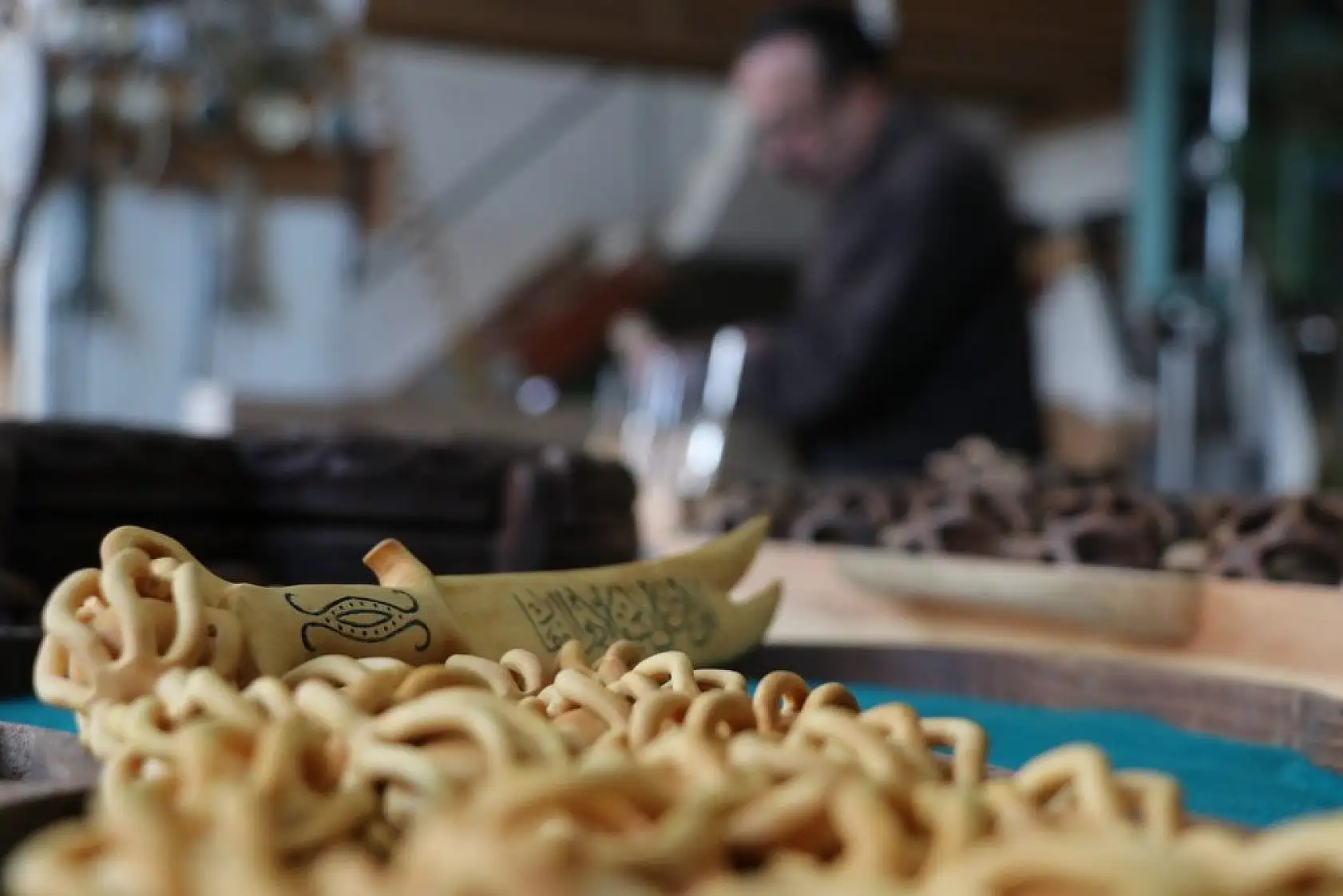 Kütükleri tek parça halinde sanat eserine dönüştürüyor