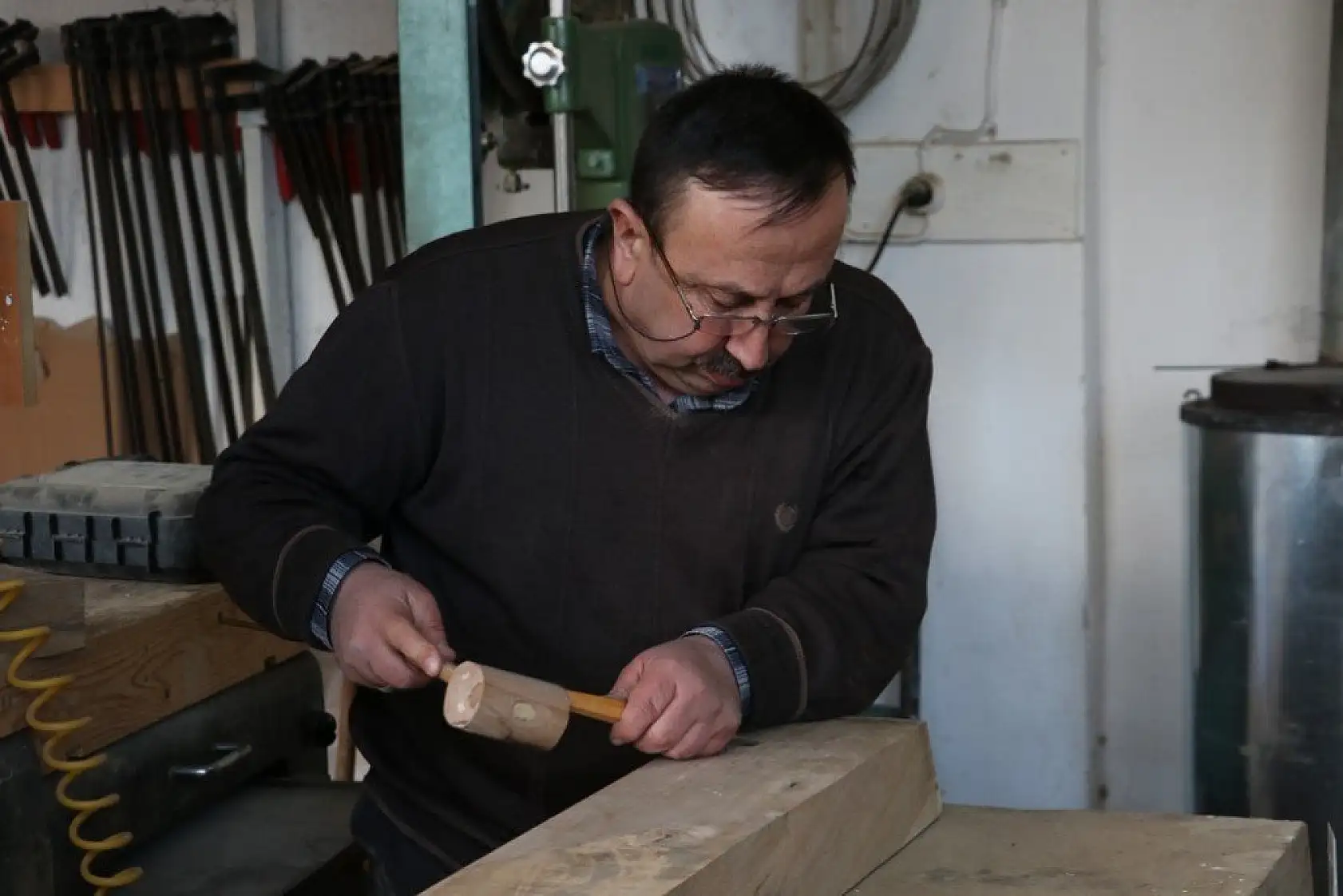 Kütükleri tek parça halinde sanat eserine dönüştürüyor