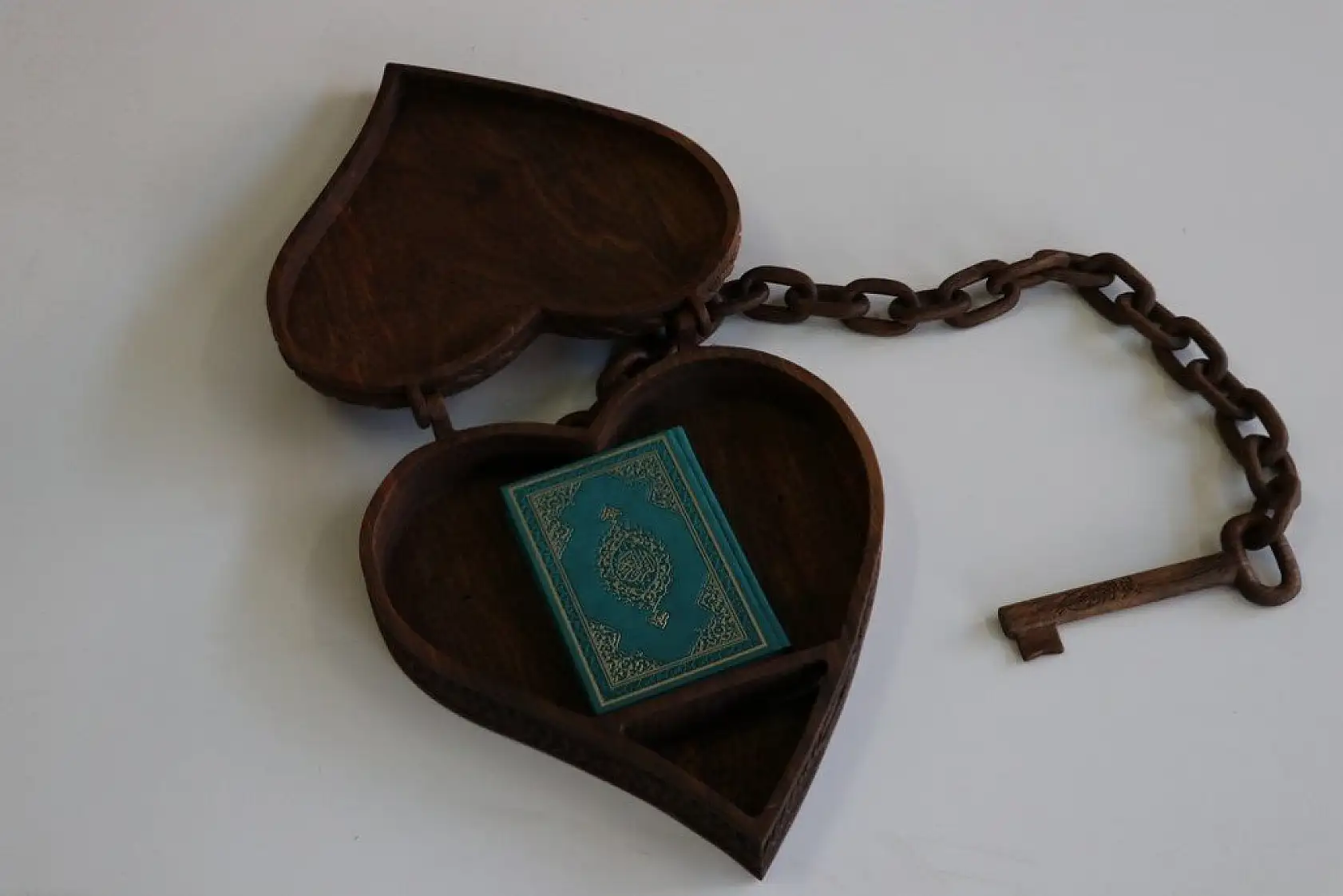 Kütükleri tek parça halinde sanat eserine dönüştürüyor