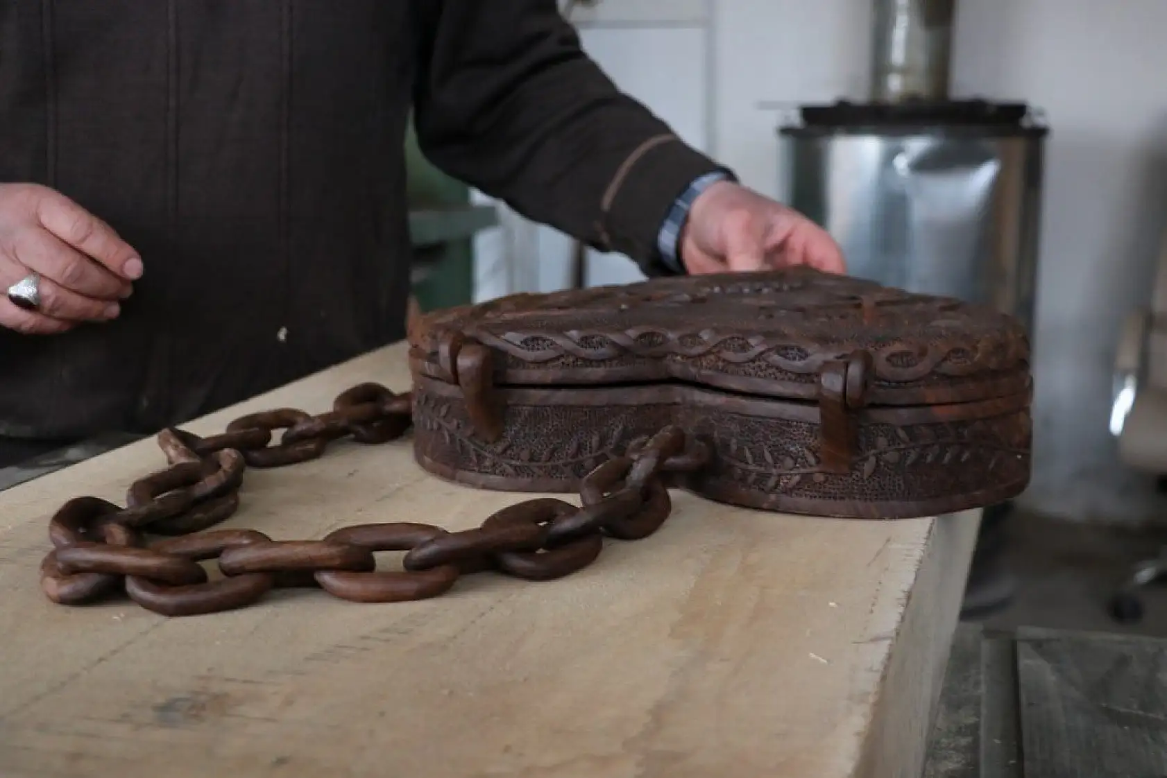 Kütükleri tek parça halinde sanat eserine dönüştürüyor