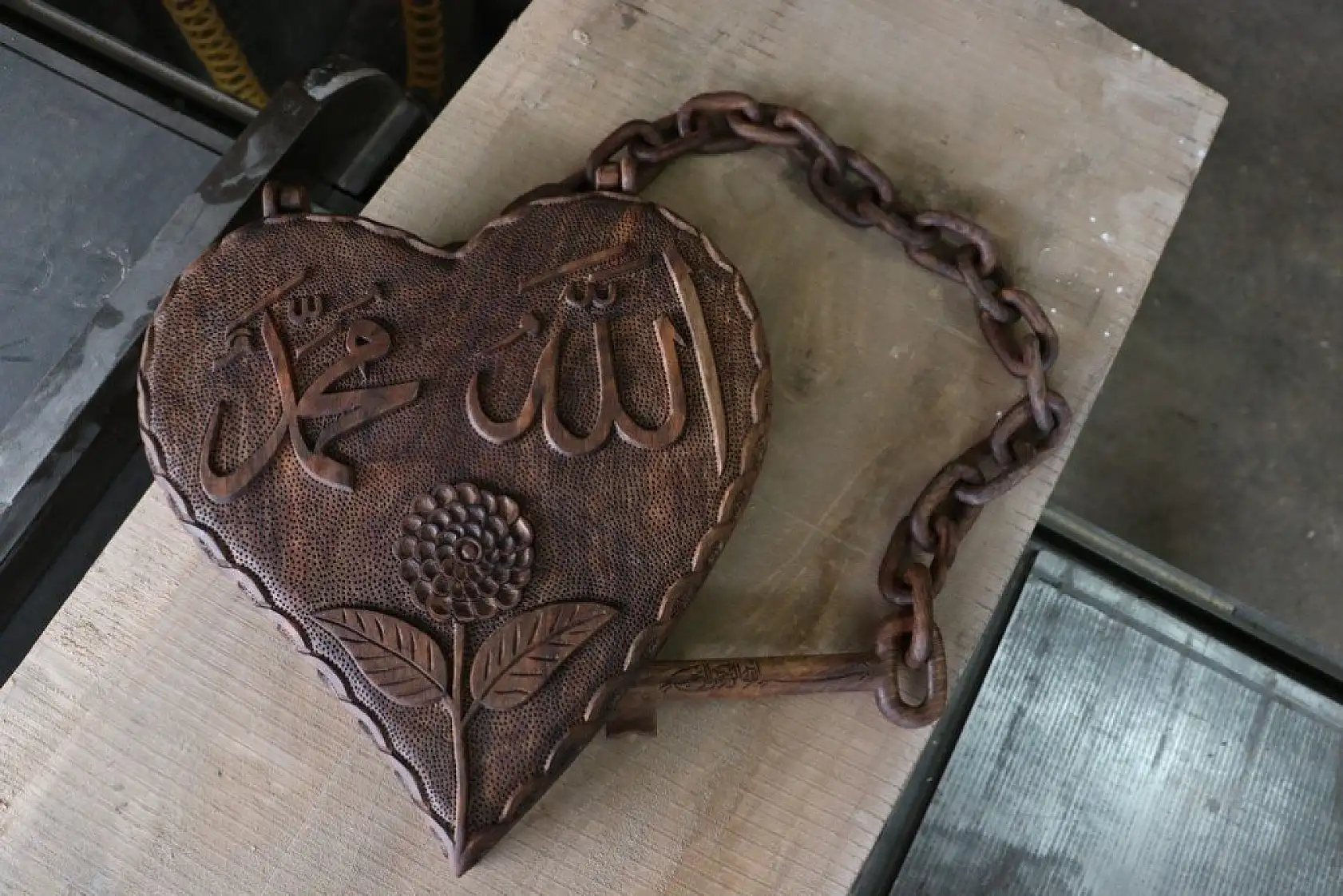 Kütükleri tek parça halinde sanat eserine dönüştürüyor