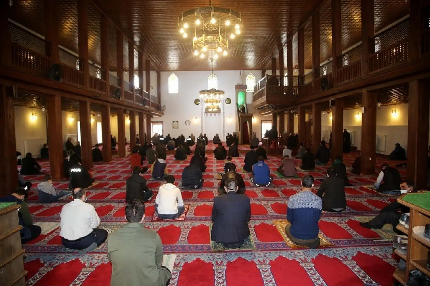 Atabeygazi Camisi'nde kılıçlı hutbe geleneği asırlardır sürüyor