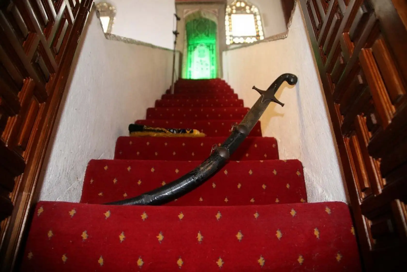 Atabeygazi Camisi'nde kılıçlı hutbe geleneği asırlardır sürüyor