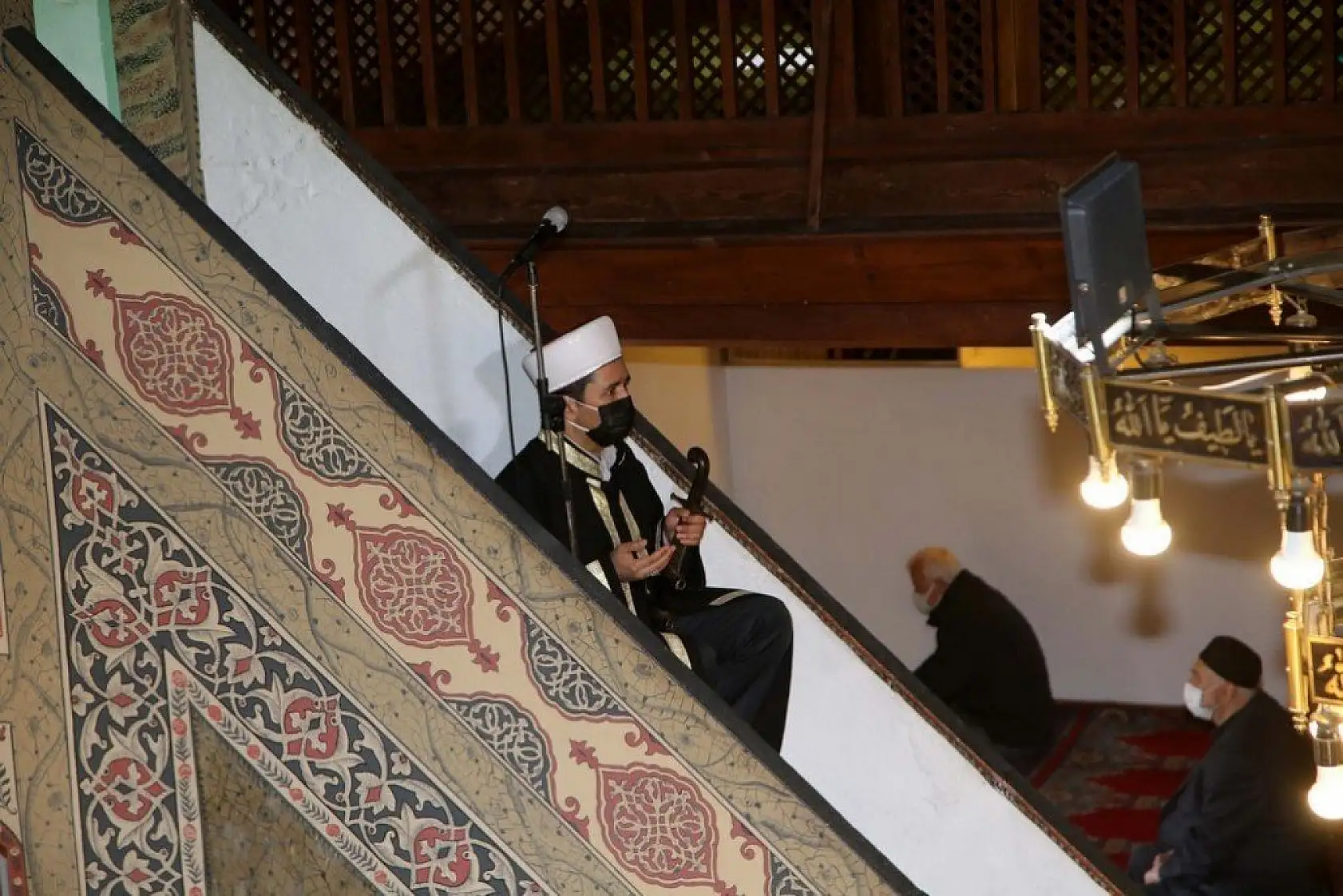 Atabeygazi Camisi'nde kılıçlı hutbe geleneği asırlardır sürüyor