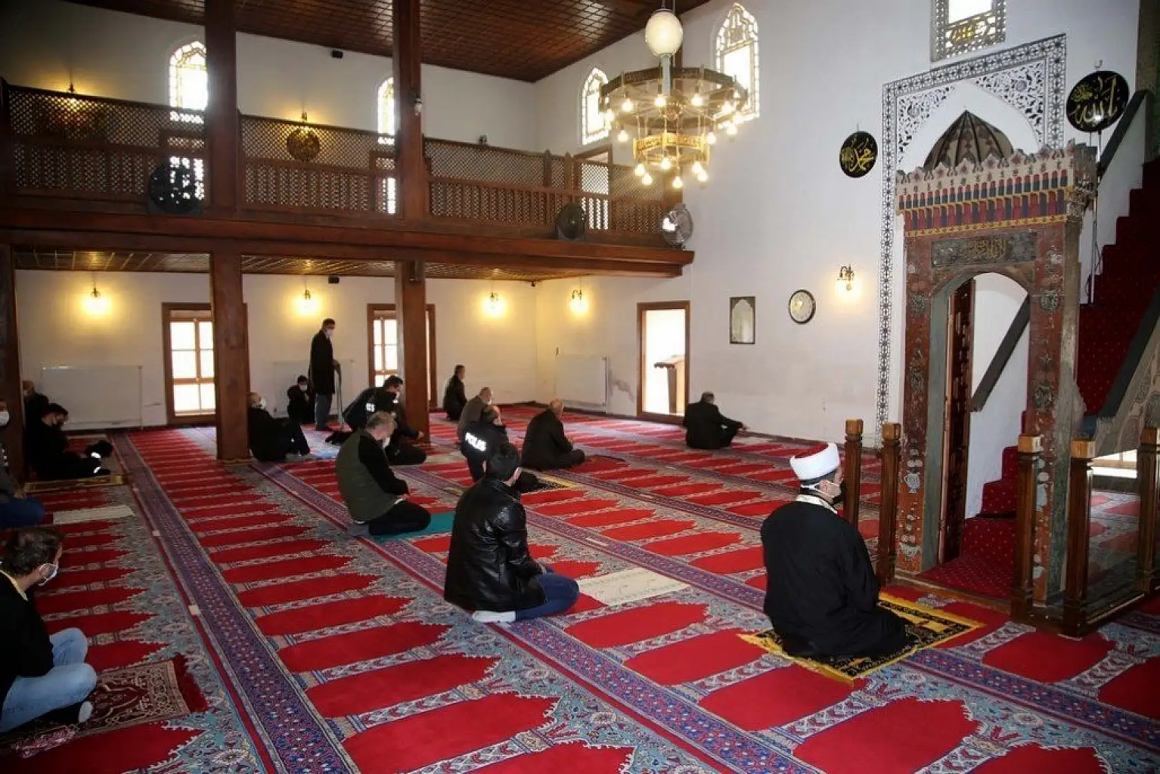 Atabeygazi Camisi'nde kılıçlı hutbe geleneği asırlardır sürüyor