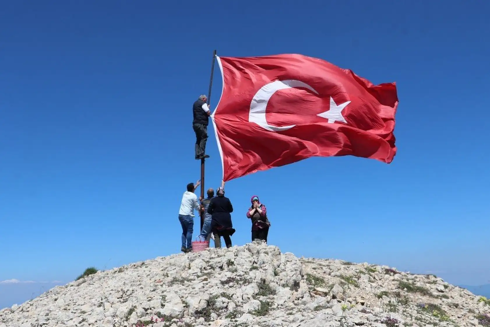 Ilgaz'ın zirvesinde bayrak nöbeti
