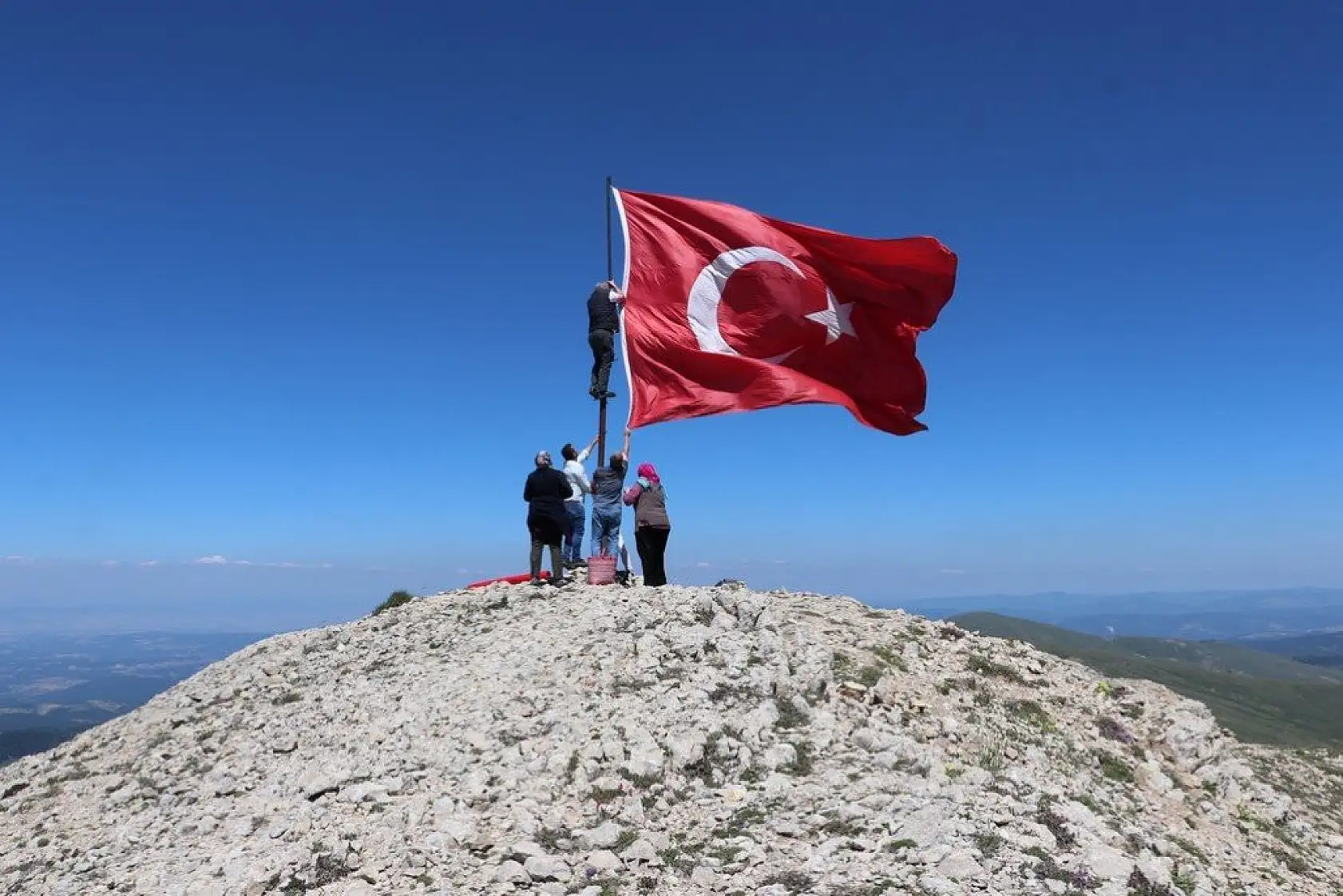 Ilgaz'ın zirvesinde bayrak nöbeti
