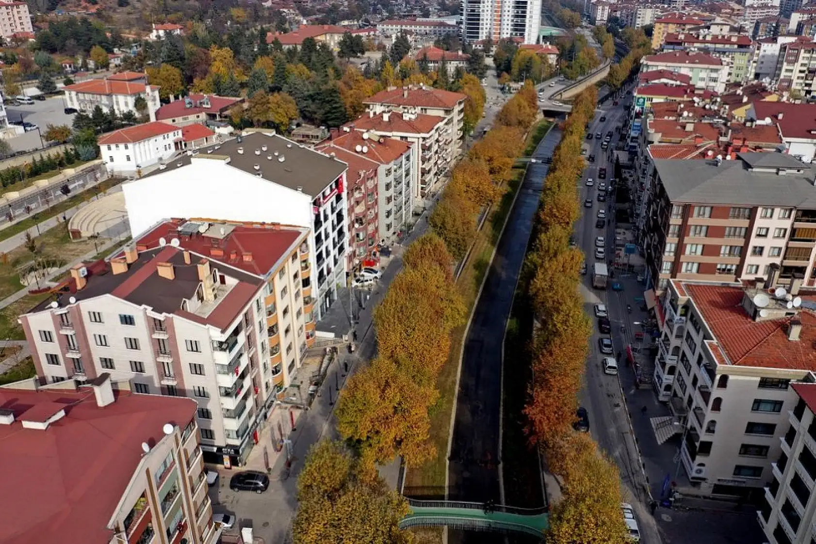 Şehir merkezinde sonbahar ayrı bir güzel