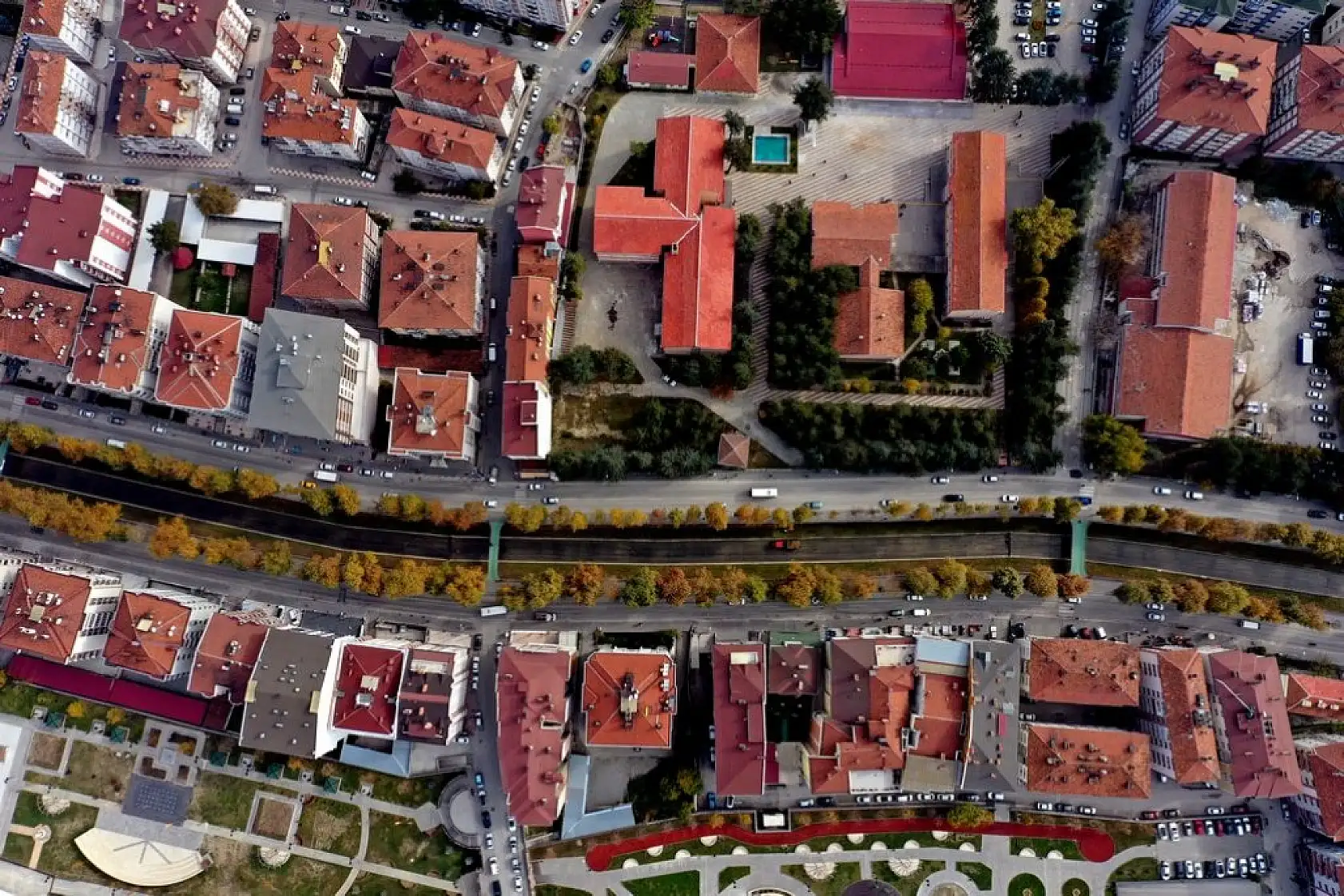 Şehir merkezinde sonbahar ayrı bir güzel