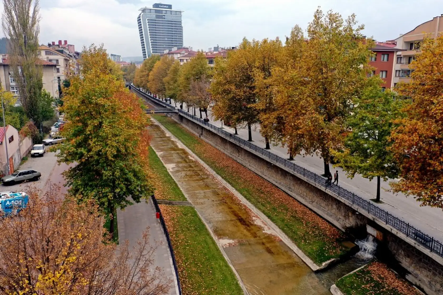 Şehir merkezinde sonbahar ayrı bir güzel