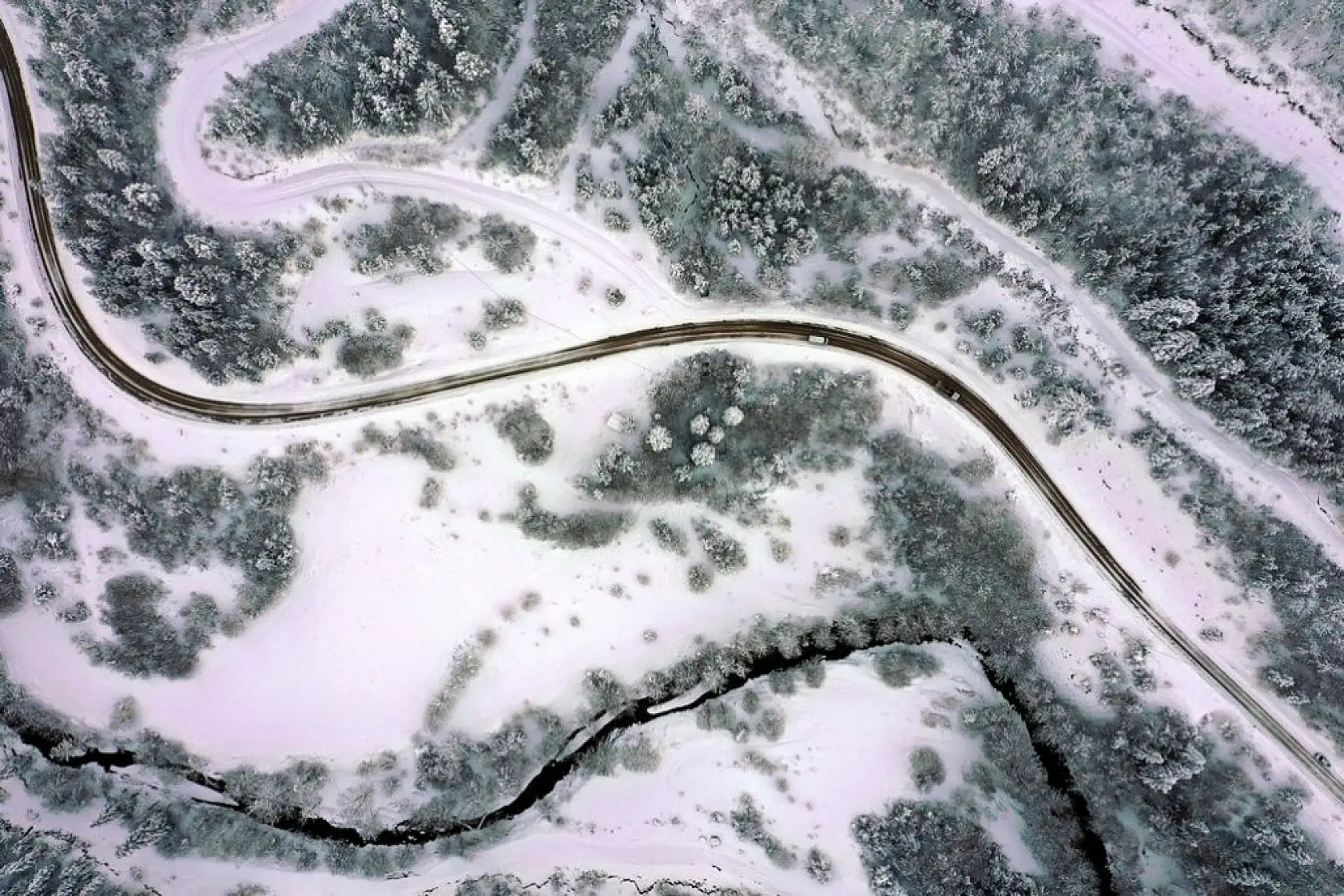 Çam ormanlarıyla çevrili Şenpazar ilçesi beyaza büründü