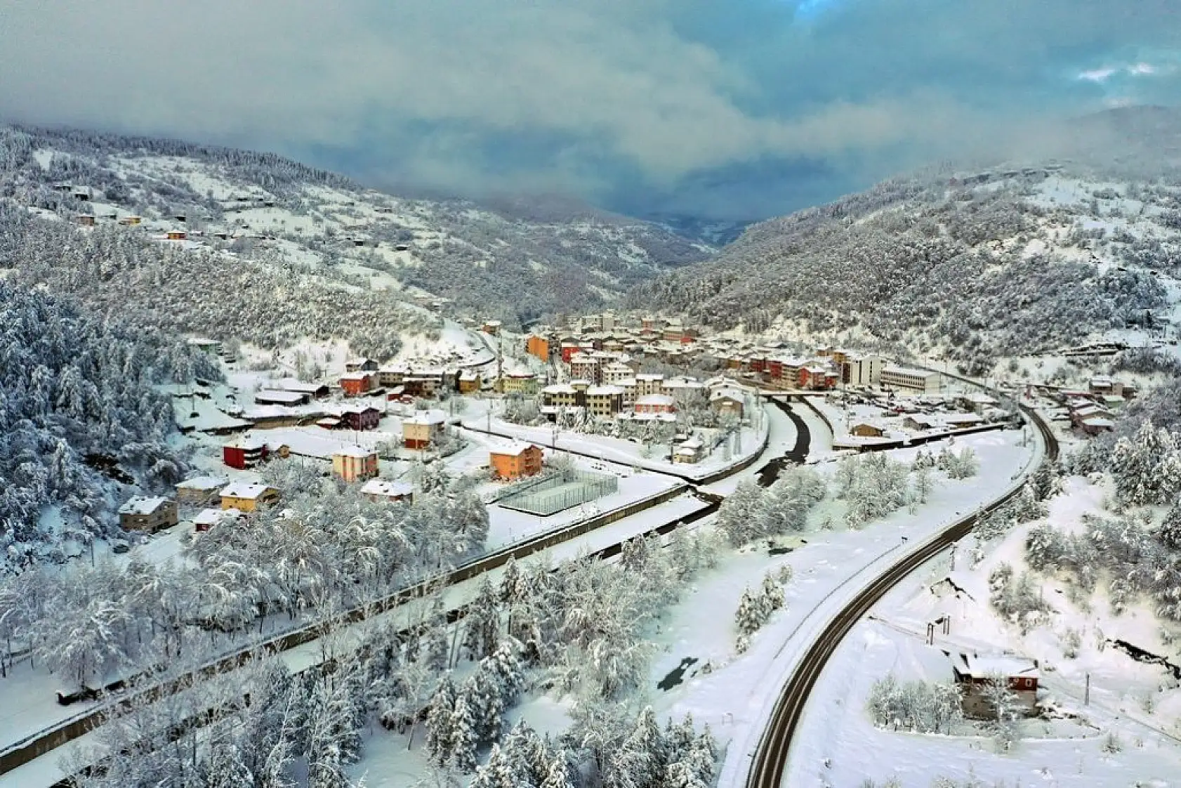 Çam ormanlarıyla çevrili Şenpazar ilçesi beyaza büründü